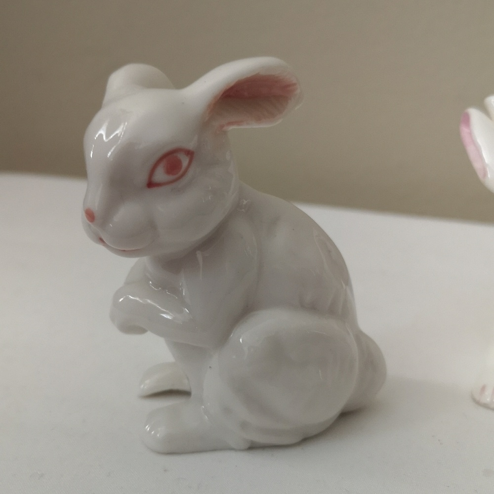 White Ceramic Bunny Figurines Set Of Two With Red / Pink (Creepy?) Eyes Vintage - Picture 3 of 5
